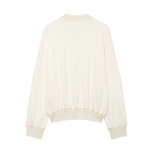 Détail du dos du bomber beige avec poignets et ourlet côtelés sur fond blanc