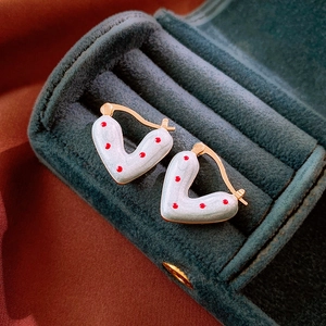 Boucles d'oreilles émaillées à pois dans un écrin en velours vert et métal doré