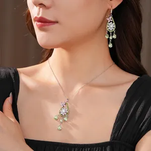 Elegante set di gioielli con fiori in zircone, farfalle e ciondoli a goccia d'acqua