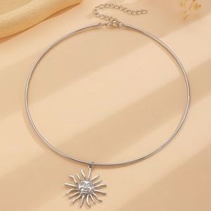 Detailansicht eines silbernen Sonnenanhängers am Choker mit verstellbarer Kette