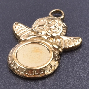 Detalle del colgante de ángel dorado con alas y base redonda para joyería creativa