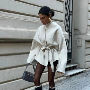 Manteau chic en laine blanc chaud avec ceinture ajustable et finitions élégantes
