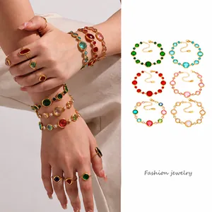Dettagli di bracciali e anelli vintage dorati con pietre preziose multicolore