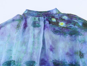 Detail der Chiffon-Bluse mit Seerosen-Print zeigt Kragenfalten und Stehkragen