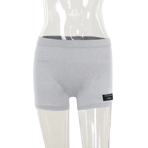 Détail du short de sport gris à taille haute avec étiquette tissée noire struggle the road