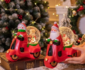 Détail de la boule à neige moto de Noël avec le Père Noël et un bonhomme de neige