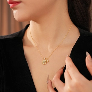 Gros plan d'un collier doré avec pendentif étoile en zircon sur le cou d'un mannequin