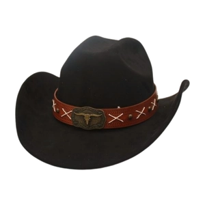 Dettaglio cappello da cowboy nero con fascia in pelle e fibbia vintage a forma di toro