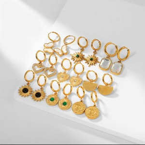 Ensemble détaillé de boucles d'oreilles en acier doré 18K avec pendentifs papillon et pierre