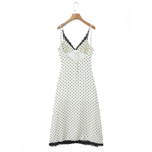 Abito a pois smanicato da donna con pizzo nero sullo scollo a V e dettaglio sul retro