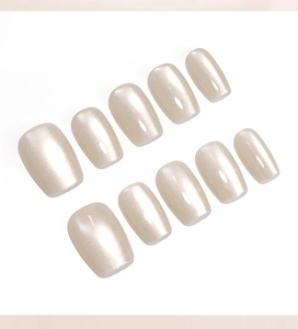 Vue détaillée de 10 faux ongles œil de chat champagne avec une finition éclat perle