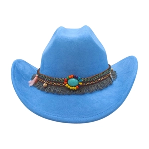 Detail eines himmelblauen Western-Cowboyhuts mit türkisfarbenen Perlen und rosa Fransenband