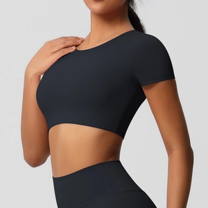 Vue détaillée du crop top de yoga noir brossé double face avec coussinets de poitrine