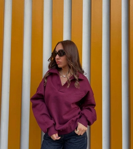 Détail de la broderie sur le sweat polo bordeaux foncé avec col à bord-côte