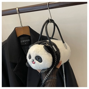 Dettaglio della borsa a panda in peluche con tracolla a catena e manici in pelle