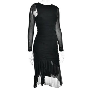 Gros plan détaillé d'une robe noire avec manches en tulle et ourlet à volants chic