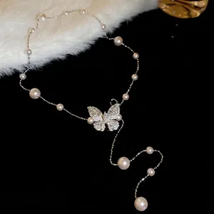 Elegante collana a farfalla in argento con perle bianche e pendente a farfalla in zircone