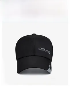 Détail de la casquette de baseball en mesh noir avec texte imprimé mode sportive