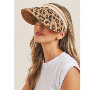 Detalle de sombrero de paja con estampado de leopardo y correa tejida estilo boho