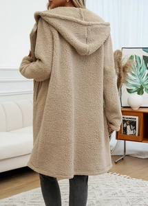Detailansicht der beige Teddy-Fleece Kapuzenjacke zeigt Rückseite und weiche Textur