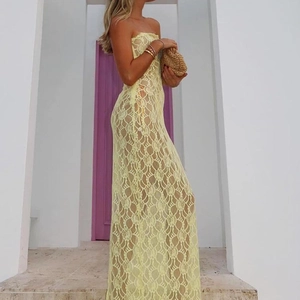 Robe longue sexy en dentelle jaune pâle coupe ajustée avec motifs ajourés pour les vacances