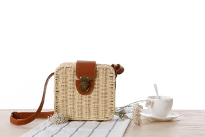 Detailansicht der Strohtasche aus Papier mit Lederklappe und Vintage-Metallschnalle