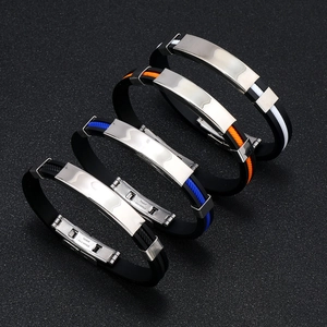 Détail de quatre bracelets pour hommes en acier inoxydable et caoutchouc en couleurs variées