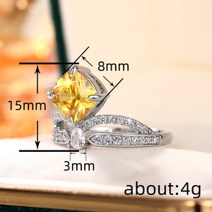 Luxe kroonring met grote vierkante gele zirkoon en een micro-ingelegde gekruiste band