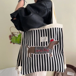 Gestreifter Kordelzug-Rucksack mit gesticktem Dackel und Lady Bug Label-Design