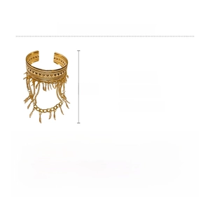 Détail d'un bracelet de bras bohème à plumes dorées avec dimensions et matériau en fer