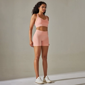 Detailansicht des rosa nahtlosen Yoga-Sets mit hoher Taille und Sport-BH