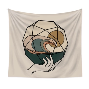 Tenture murale beige avec main tenant un globe géométrique, motif soleil et vagues