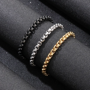 Set di tre anelli a catena box in acciaio inossidabile nero, argento e oro