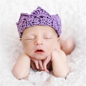 Handgefertigte lila gestrickte Krone als Fotografie-Requisite für Neugeborene und Babys
