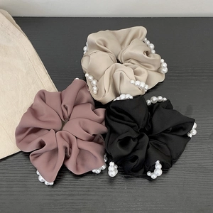 Chouchous élégants en satin avec bordure de perles blanches en beige, rose et noir