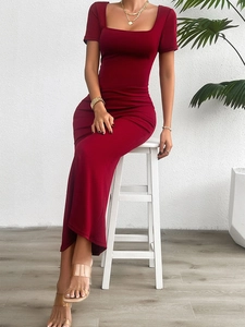 Dettaglio del vestito lungo rosso aderente con scollo quadrato e maniche corte