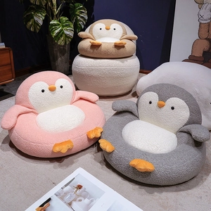 Coussin d'assise pingouin doux en peluche de laine en rose, gris et marron pour chaise