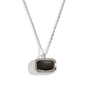 Détail du pendentif rectangulaire géométrique en émail noir sur une chaîne en acier argent