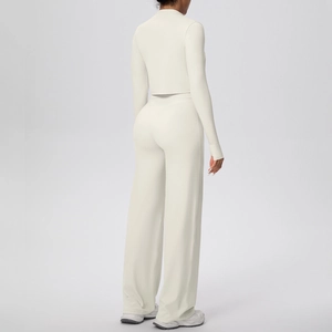Détail du tissu en maille côtelée blanc crème du haut et du pantalon de yoga large
