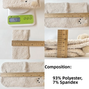 Misura dettagliata dello scaldacollo in pile corallo beige con ricamo a orso