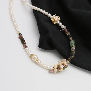 Collana di perle barocche e tormalina multicolore con accenti dorati su seta nera