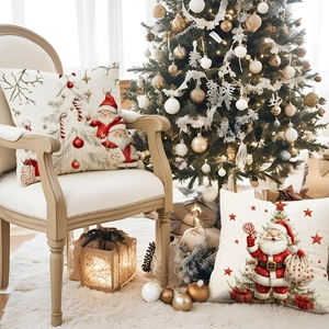 Weihnachtliche Kissenbezüge aus Leinen mit Weihnachtsmann und Baum auf Sessel