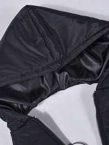 Gros plan du haut noir à capuche avec doublure en satin et fermeture éclair métallique
