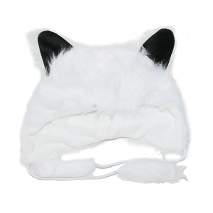 Dettaglio cappello in peluche bianco con orecchie di volpe nere e lacci con pompon