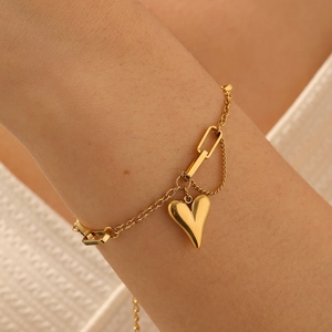 Polished gold-plated stainless steel heart pendant bracelet with asymmetrical links
