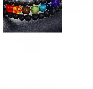 Gros plan de perles en pierre de lave et pierres de chakra colorées sur cuir noir