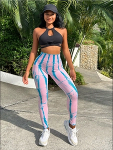 Détail de leggings de yoga taille haute tie-dye et brassière de sport dos nu noire