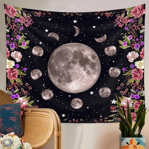 Détail d'une tapisserie murale avec phases de lune et bordures fleuries dans un salon