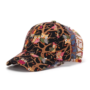 Détails des motifs de chouettes sur casquettes de baseball en noir, bleu et beige