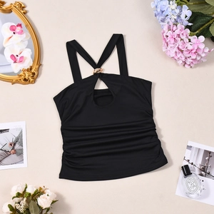 Nahaufnahme des schwarzen Neckholder-Tops mit goldenem Metallring und Plisseestoff
